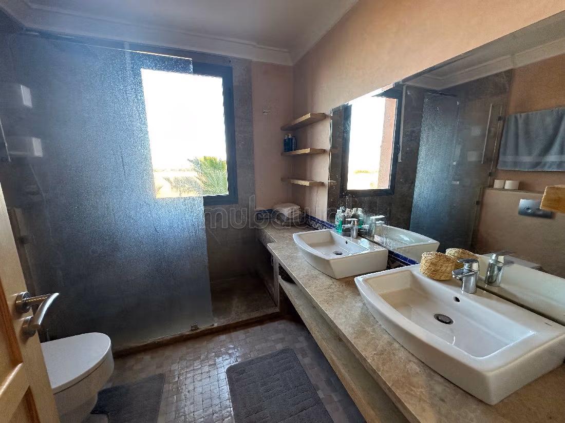 فيلا فخمة للبيع بطريق اوريكا. 4 قطع رائعة. بيئة هادئة مع إطلالة على الجبل ، باب آمن.