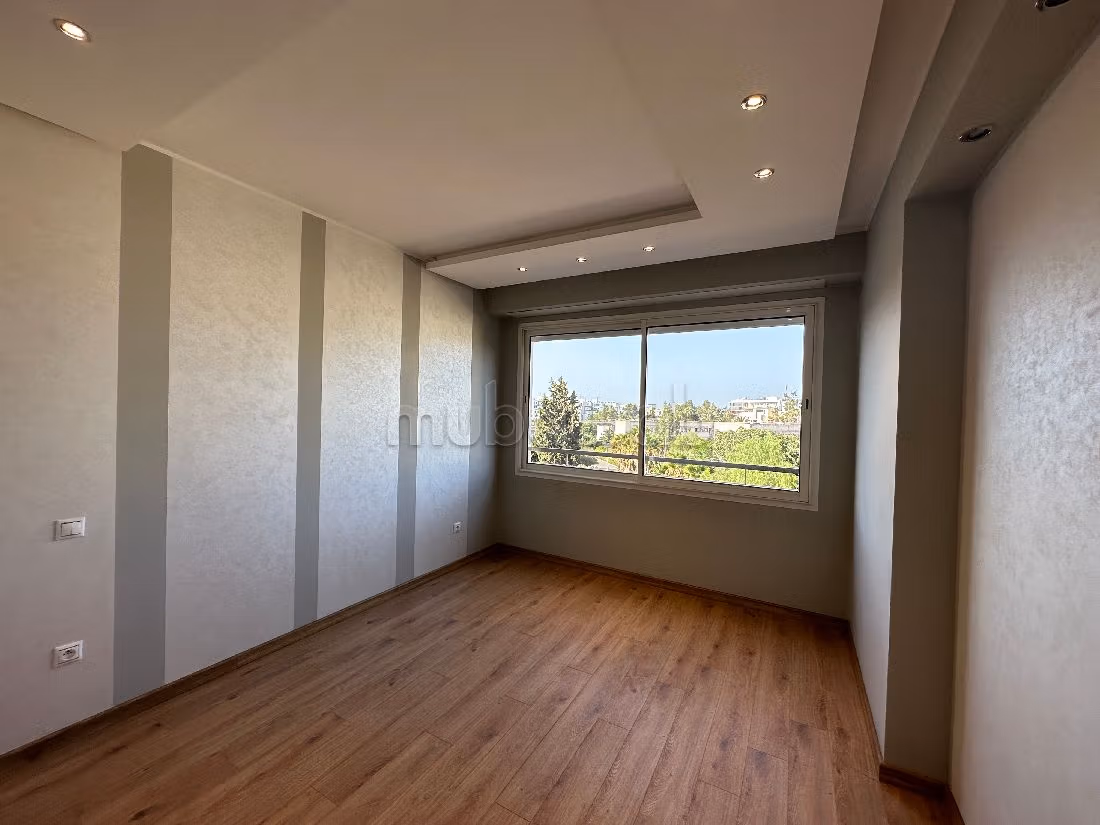 Apartment for rent in Ferme Bretonne (Hay Arraha). Dimension 160 m². Lift and parking spaces.