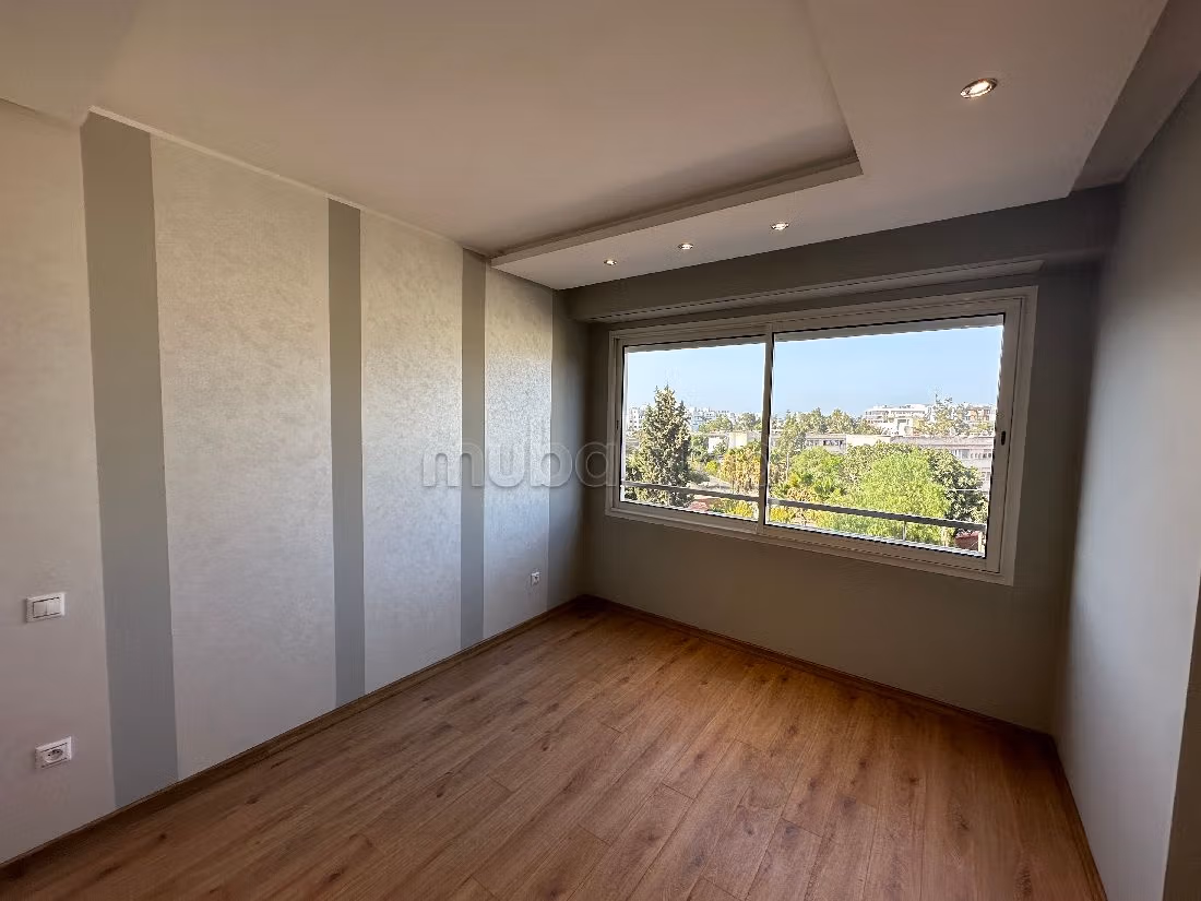 Apartment for rent in Ferme Bretonne (Hay Arraha). Dimension 160 m². Lift and parking spaces.