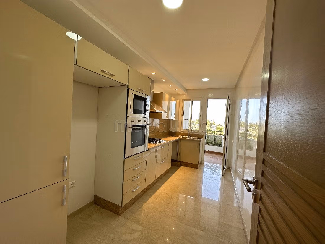 Apartment for rent in Ferme Bretonne (Hay Arraha). Dimension 160 m². Lift and parking spaces.