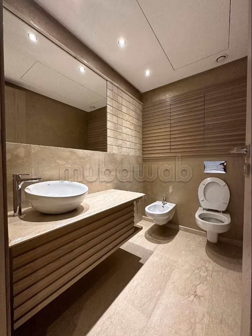 Apartment for rent in Ferme Bretonne (Hay Arraha). Dimension 160 m². Lift and parking spaces.