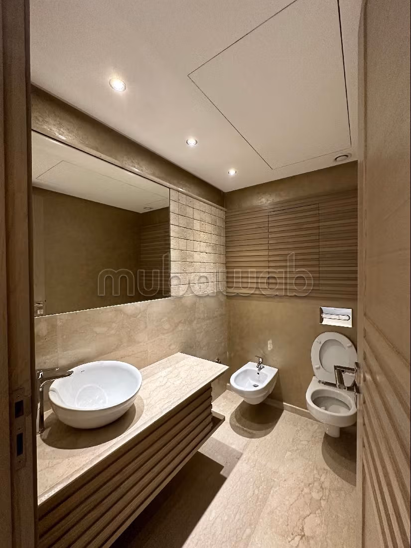 Apartment for rent in Ferme Bretonne (Hay Arraha). Dimension 160 m². Lift and parking spaces.