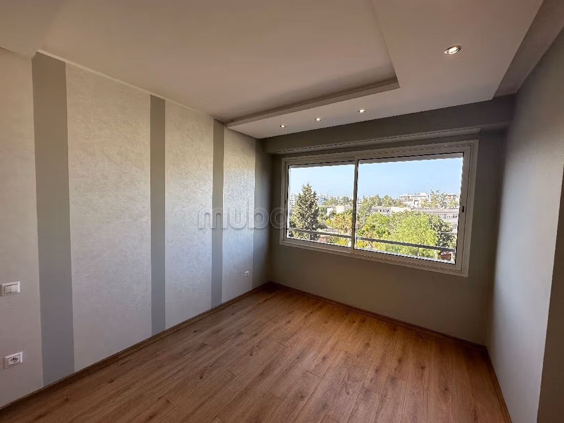 Apartment for rent in Ferme Bretonne (Hay Arraha). Dimension 160 m². Lift and parking spaces.