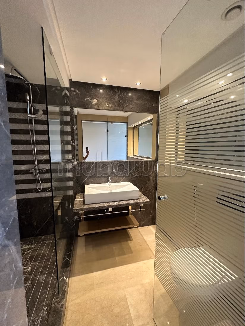 Apartment for rent in Ferme Bretonne (Hay Arraha). Dimension 160 m². Lift and parking spaces.