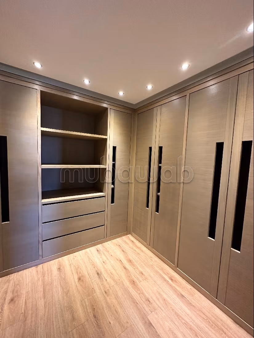 Apartment for rent in Ferme Bretonne (Hay Arraha). Dimension 160 m². Lift and parking spaces.