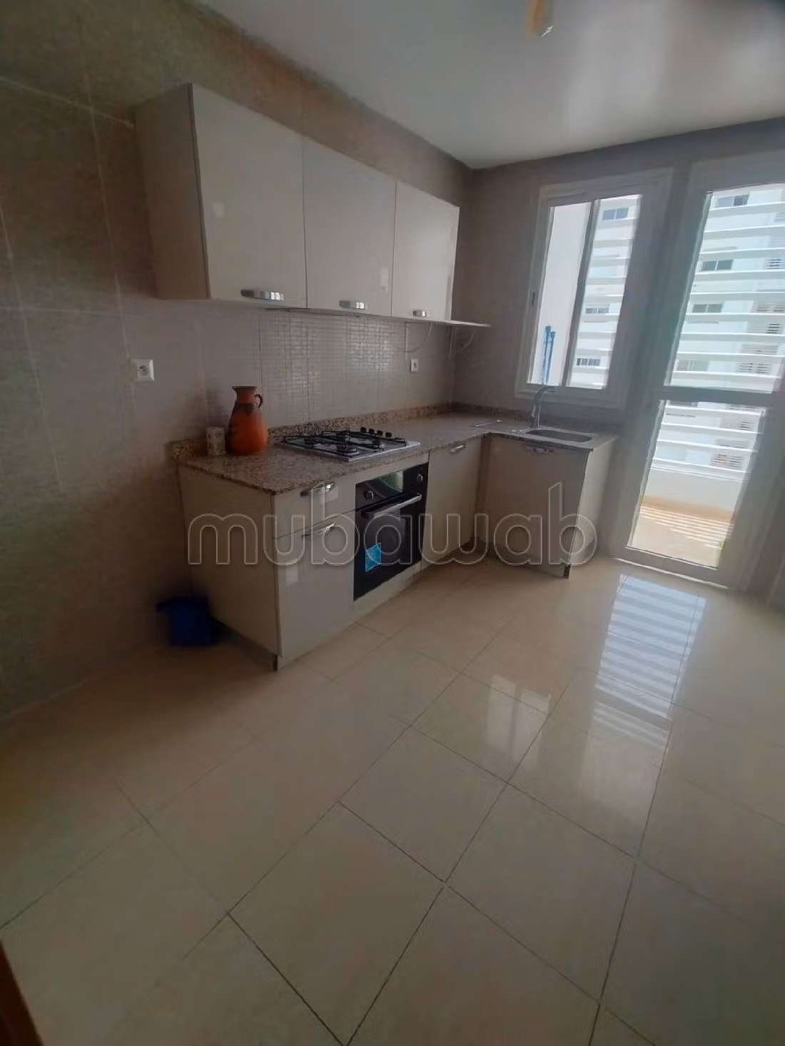 بيع شقة بالحي المحمدي. 2 غرف. موقف السيارات وشرفة. 