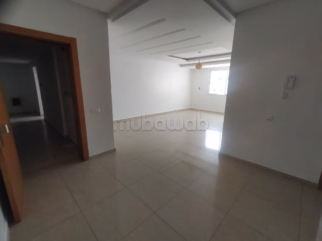 بيع شقة بالحي المحمدي. 2 غرف. موقف السيارات وشرفة. 