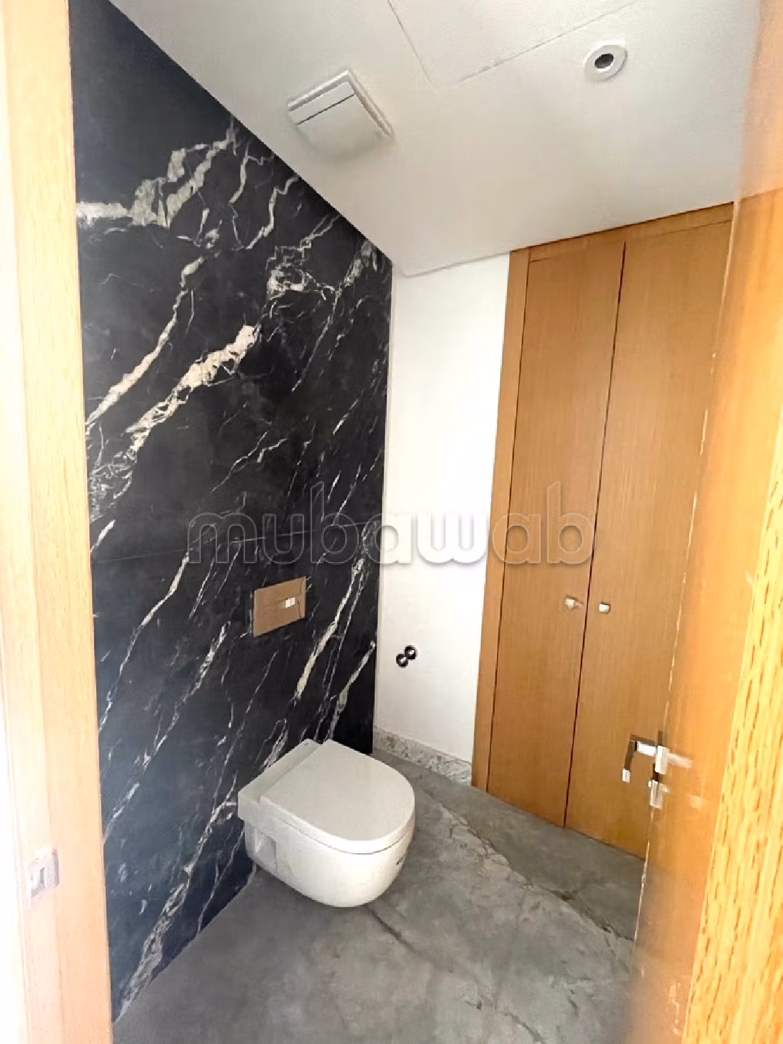 شقة رائعة للإيجار بالمثلث الذهبي. المساحة الإجمالية 130 م². مع مصعد وشرفة. 