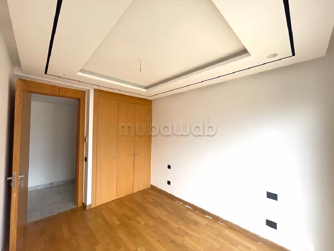 شقة رائعة للإيجار بالمثلث الذهبي. المساحة الإجمالية 130 م². مع مصعد وشرفة. 