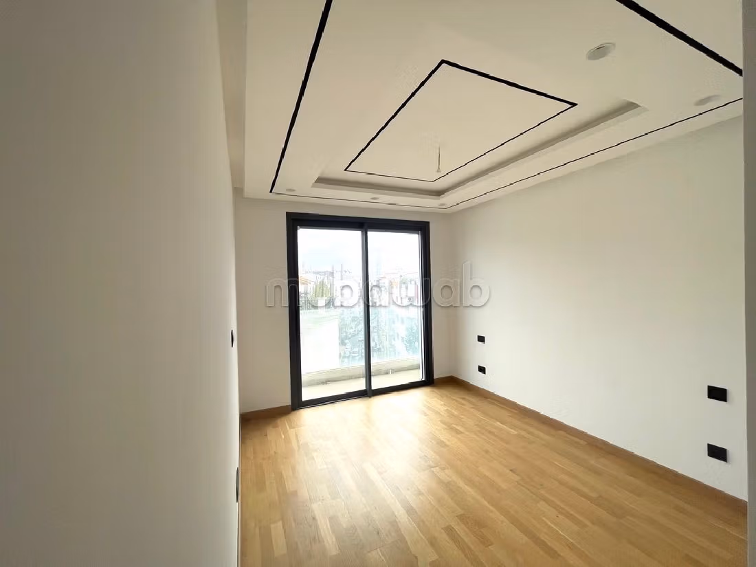 شقة رائعة للإيجار بالمثلث الذهبي. المساحة الإجمالية 130 م². مع مصعد وشرفة. 