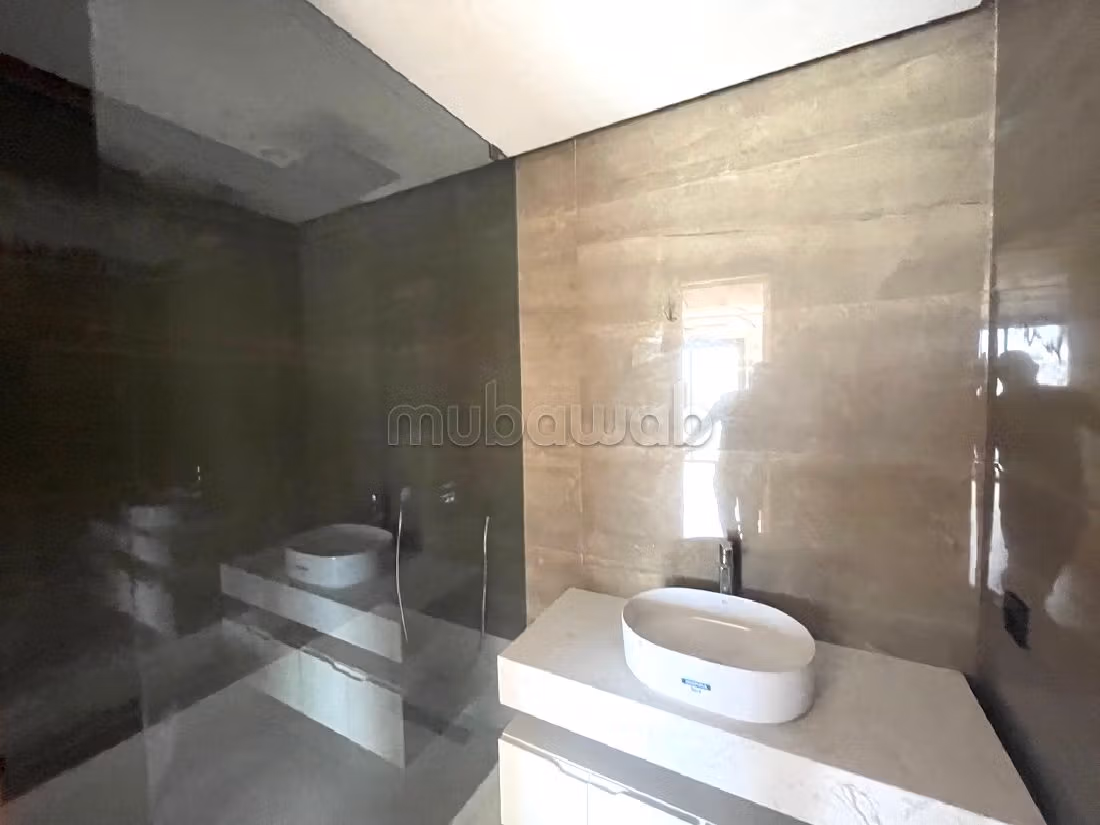 شقة رائعة للإيجار بالمثلث الذهبي. المساحة الإجمالية 130 م². مع مصعد وشرفة. 