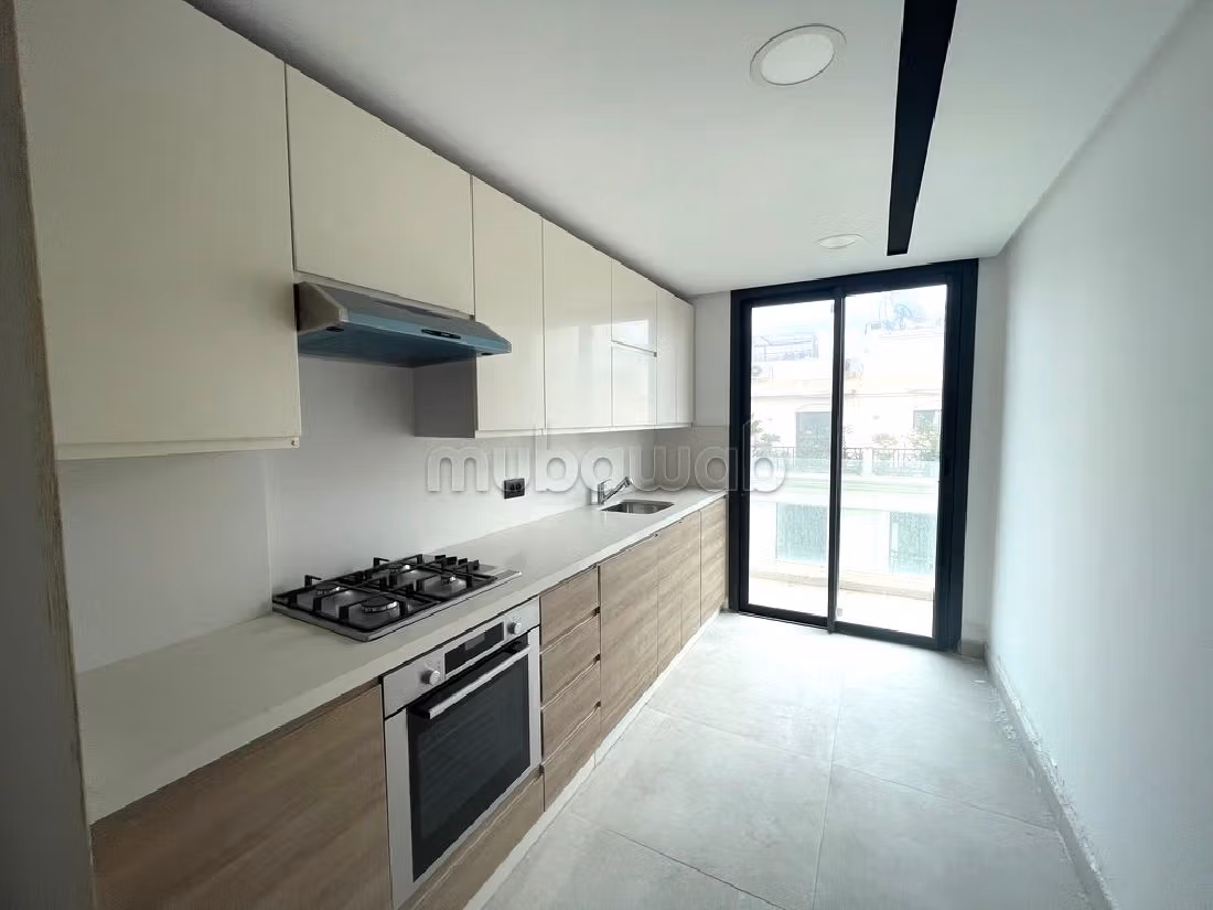 شقة رائعة للإيجار بالمثلث الذهبي. المساحة الإجمالية 130 م². مع مصعد وشرفة. 