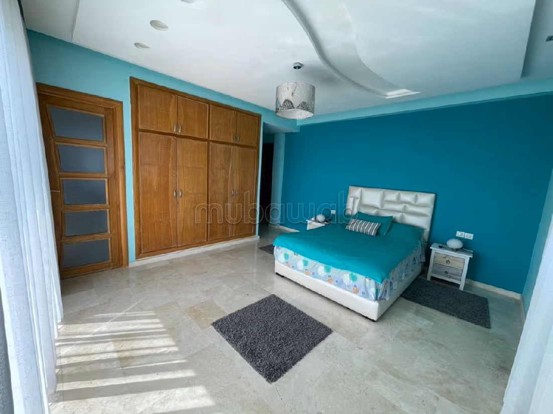 فيلا فاخرة للبيع بدار بوعزة. المساحة الكلية 1042 م². الراحة الكاملة مع حمام سباحة ومدفأة