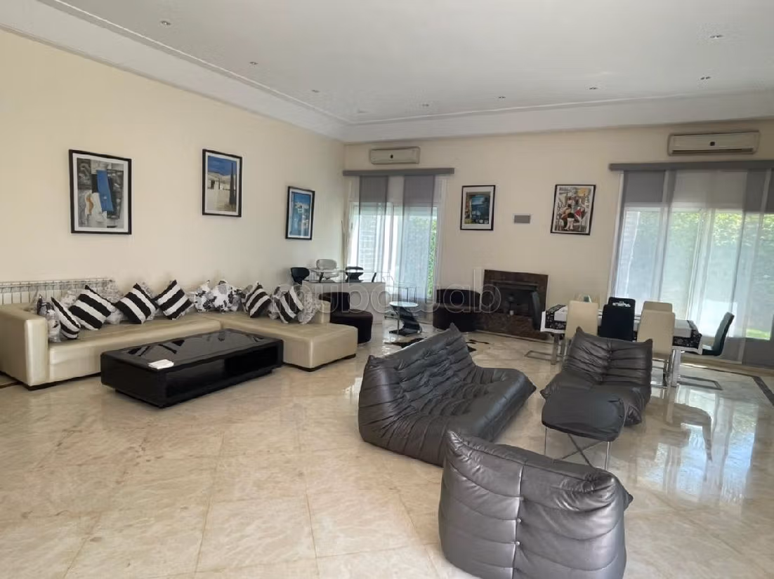 فيلا فاخرة للبيع بدار بوعزة. المساحة الكلية 1042 م². الراحة الكاملة مع حمام سباحة ومدفأة