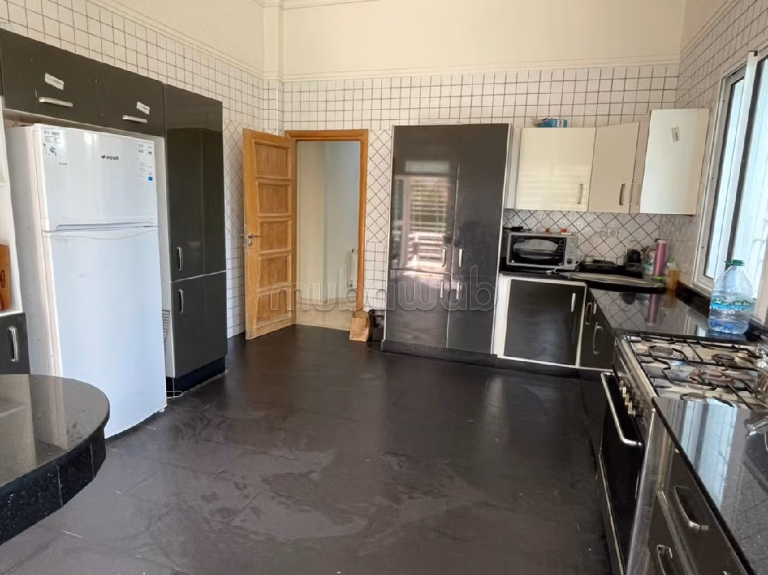 فيلا فاخرة للبيع بدار بوعزة. المساحة الكلية 1042 م². الراحة الكاملة مع حمام سباحة ومدفأة