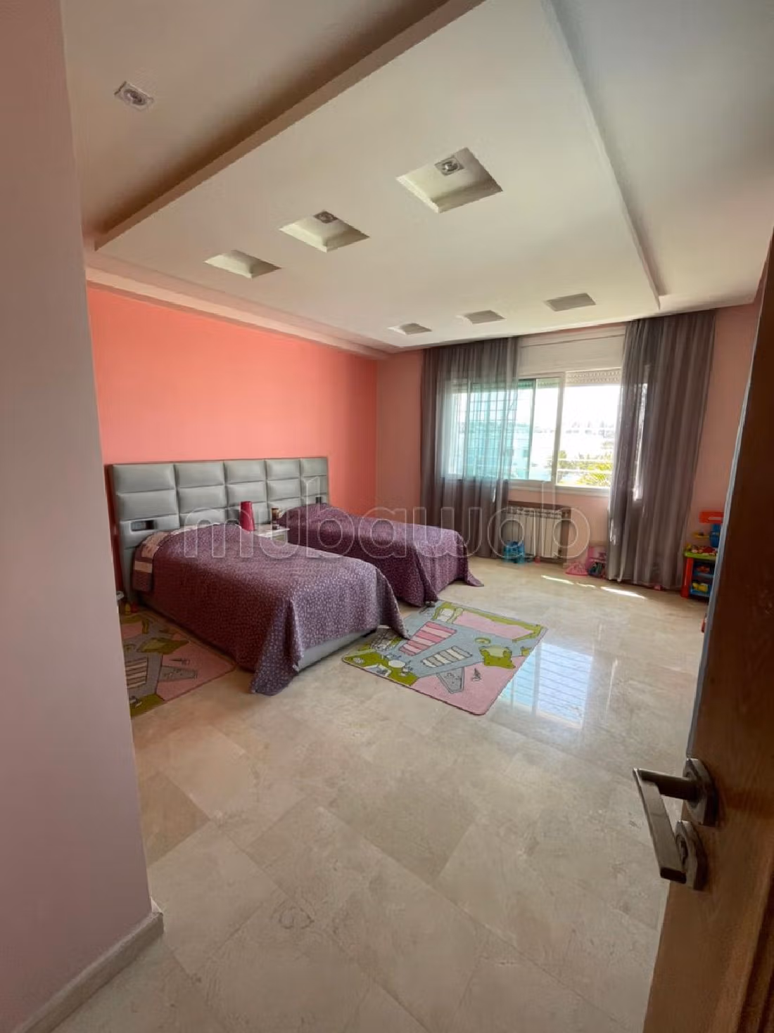 فيلا فاخرة للبيع بدار بوعزة. المساحة الكلية 1042 م². الراحة الكاملة مع حمام سباحة ومدفأة