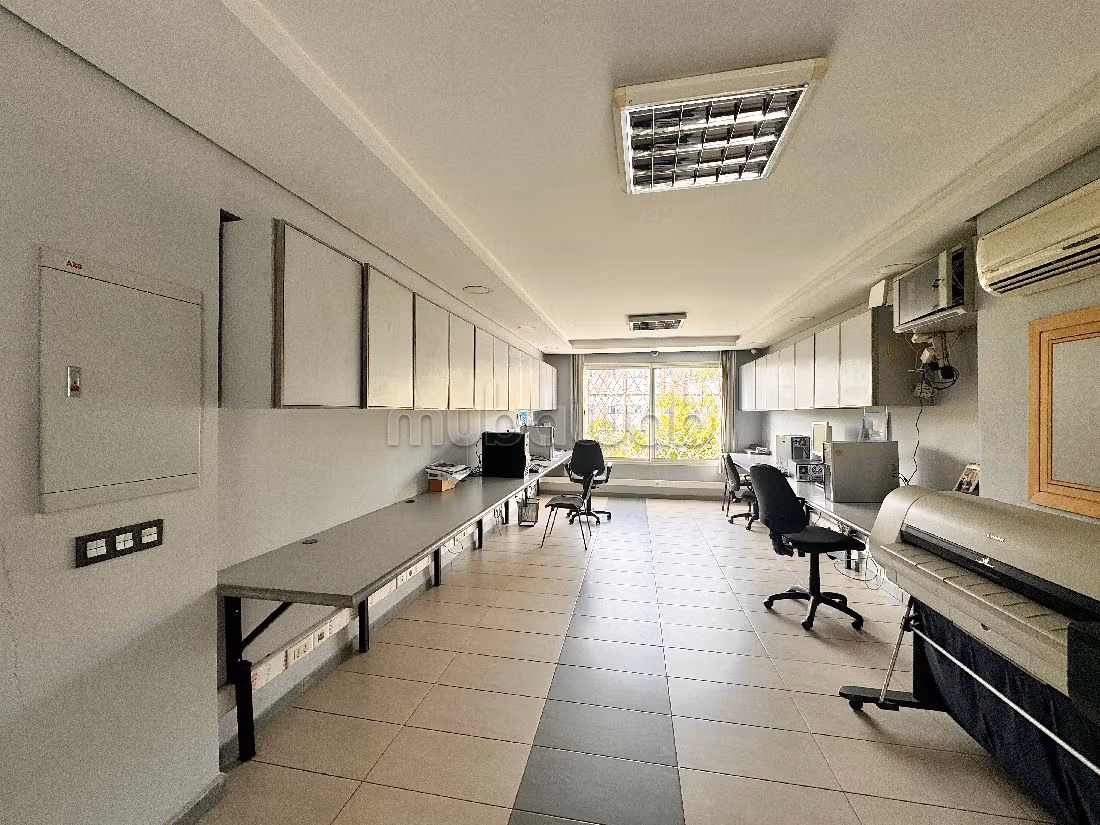 Oficinas en alquiler en Racine. Area 550 m². Doble acristalamiento, aire condicionado central.