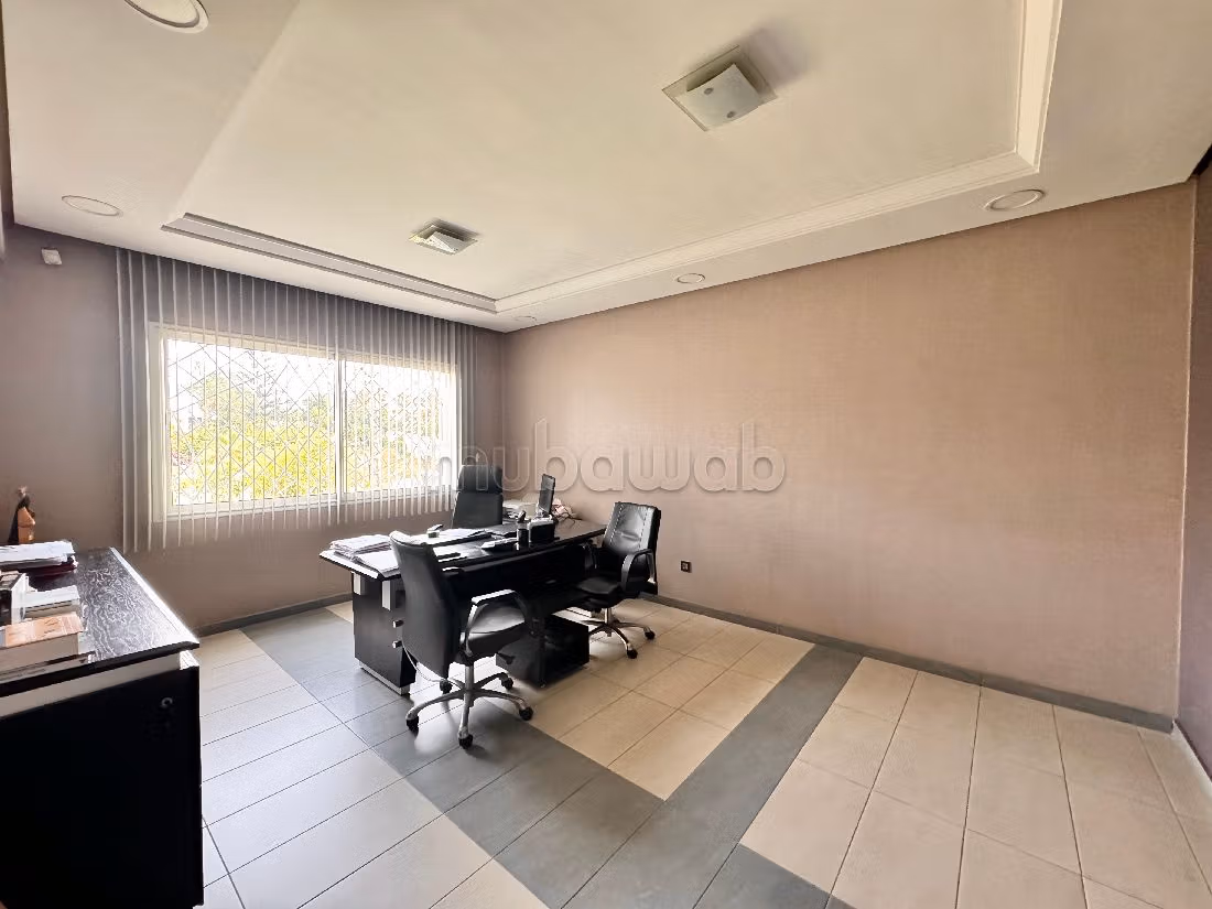 Oficinas en alquiler en Racine. Area 550 m². Doble acristalamiento, aire condicionado central.