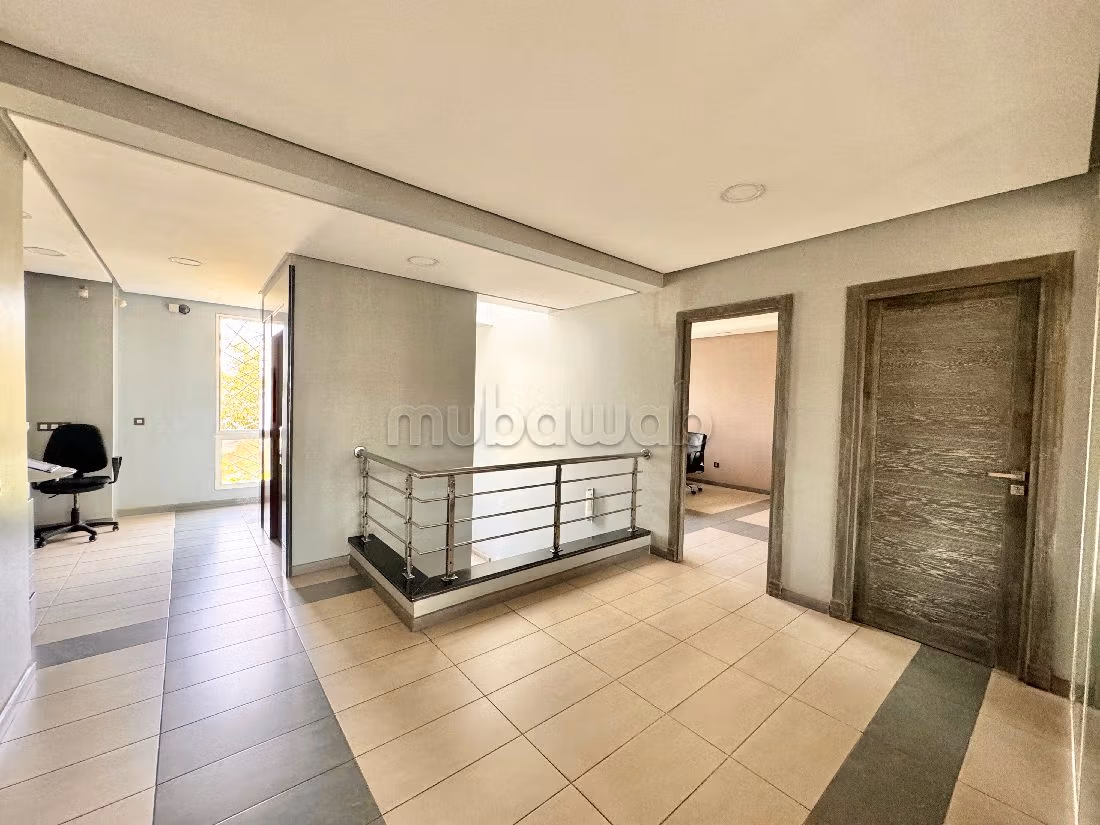 Oficinas en alquiler en Racine. Area 550 m². Doble acristalamiento, aire condicionado central.