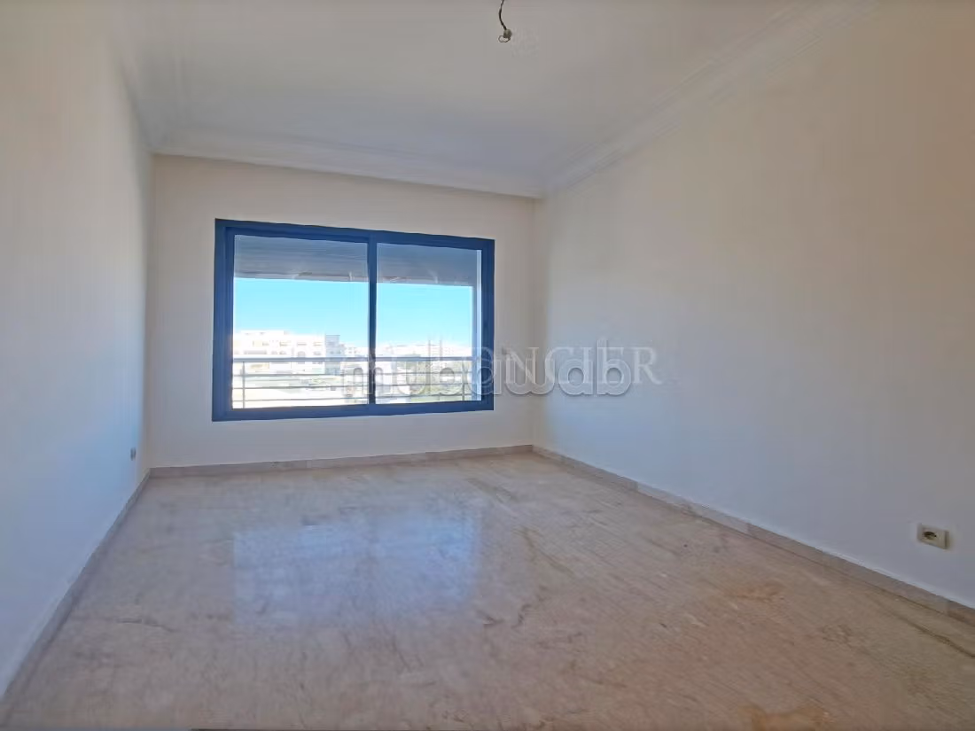 Rent this apartment in Bourgogne Ouest. 4 rooms. Carpark, Balcony