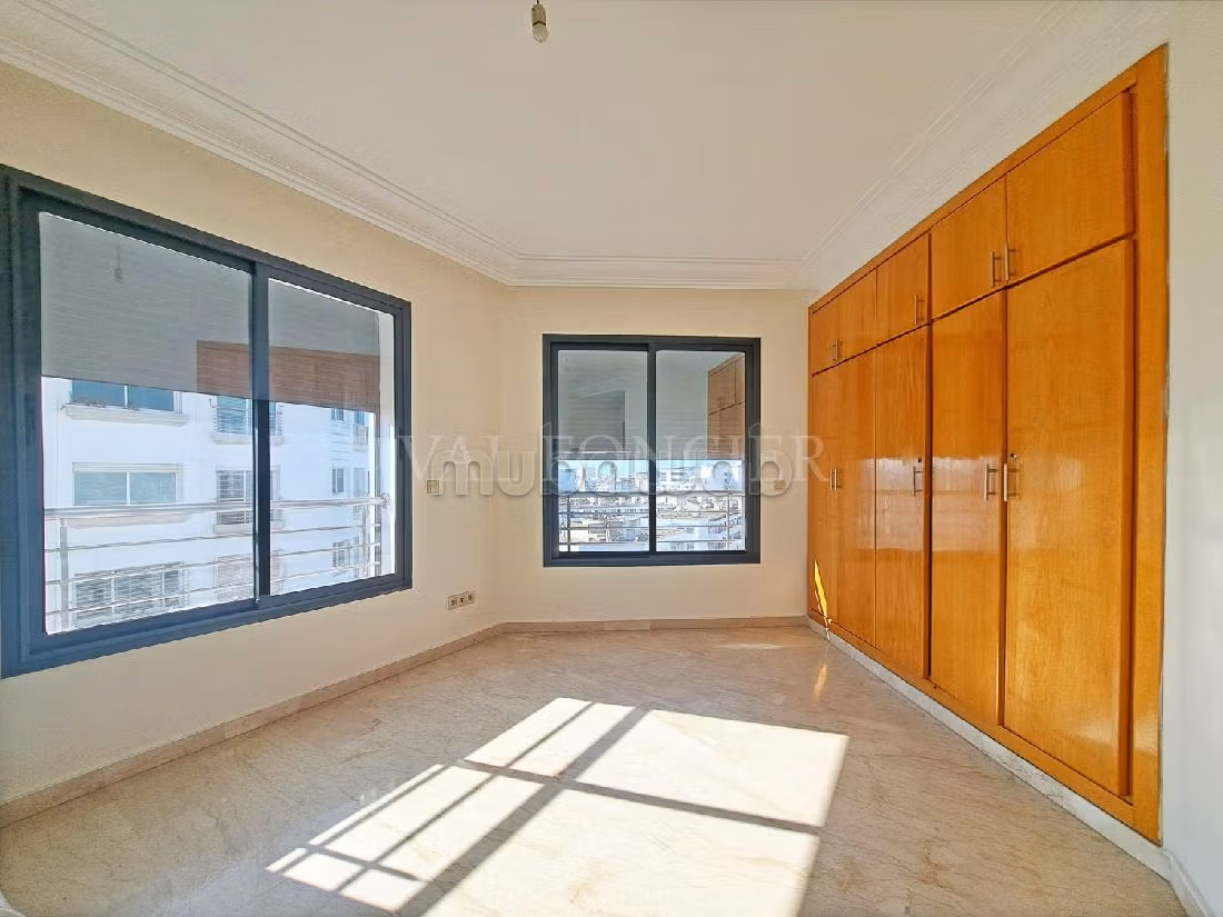 Rent this apartment in Bourgogne Ouest. 4 rooms. Carpark, Balcony