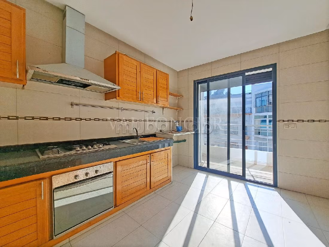 Rent this apartment in Bourgogne Ouest. 4 rooms. Carpark, Balcony