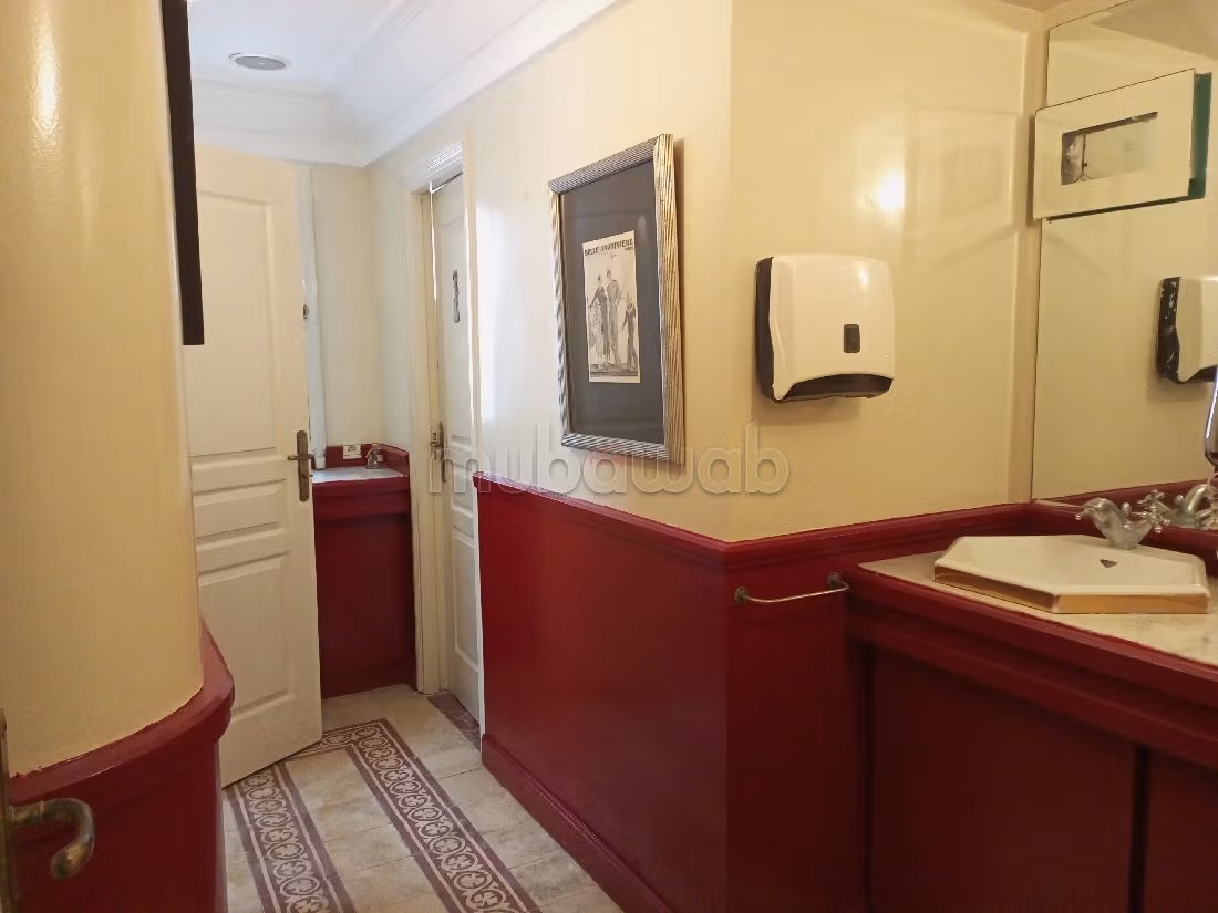 Offices & shops to rent in Sidi Belyout. Dimension 555 m². Private car park