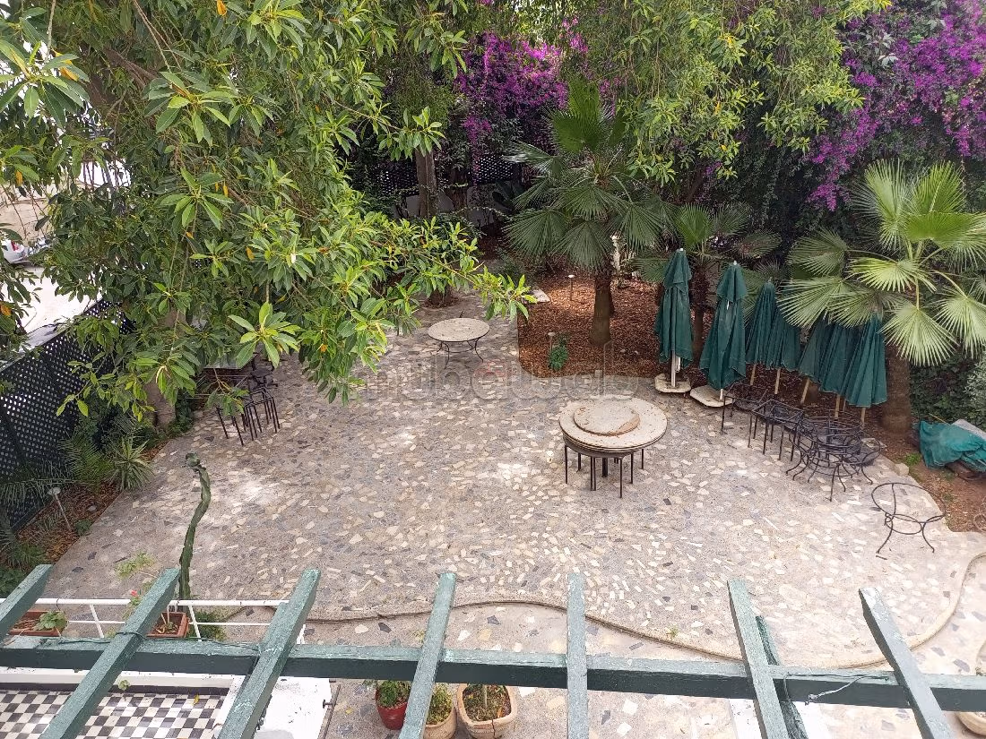 Offices & shops to rent in Sidi Belyout. Dimension 555 m². Private car park