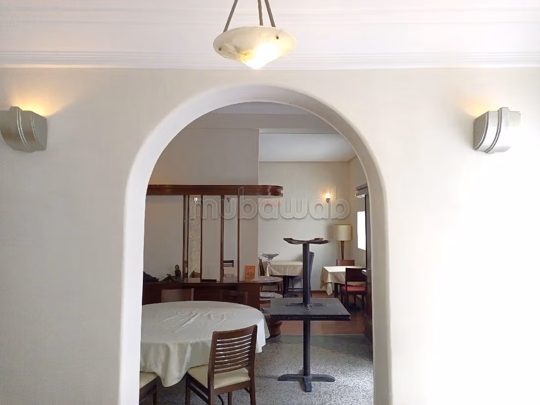 Offices & shops to rent in Sidi Belyout. Dimension 555 m². Private car park