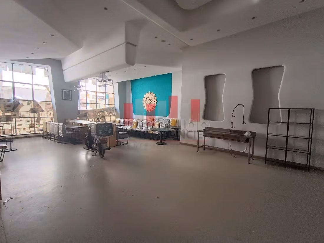 Oficinas y locales comerciales en alquiler en Racine. Área total 419 m²