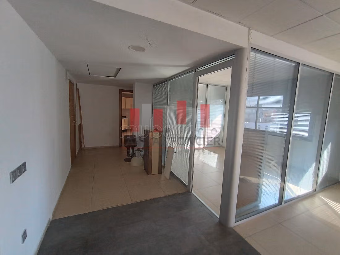 Oficinas en alquiler en Racine. Pequeña superficie 350 m². Sótano