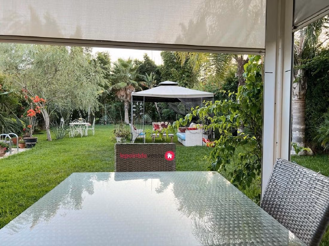 Villa's en luxe woningen beschikbaar. 3 Kamers. Terras en garage. 