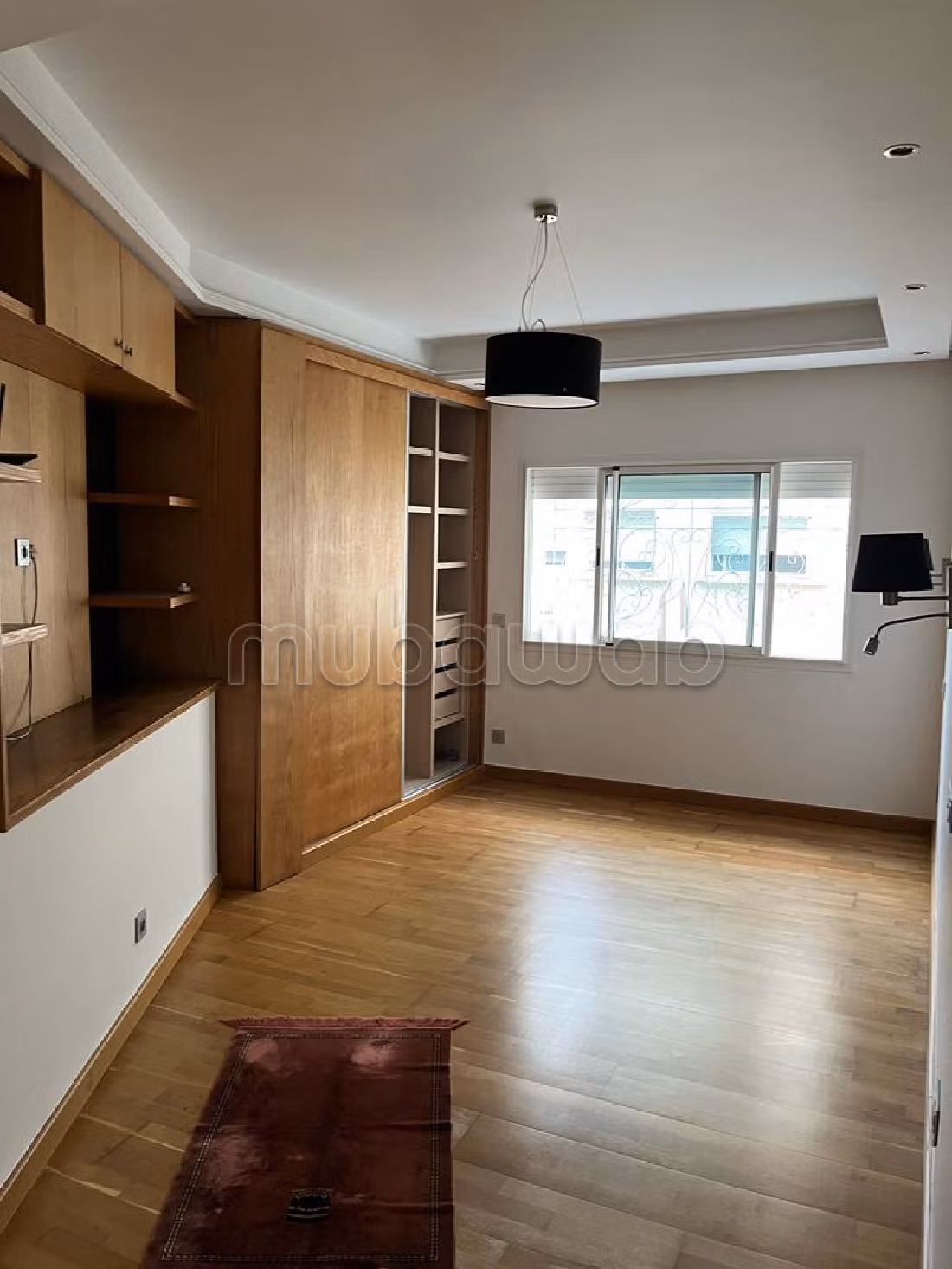 Rent an apartment in Moulay Youssef. Dimension 110 m². Built-in microwave. 