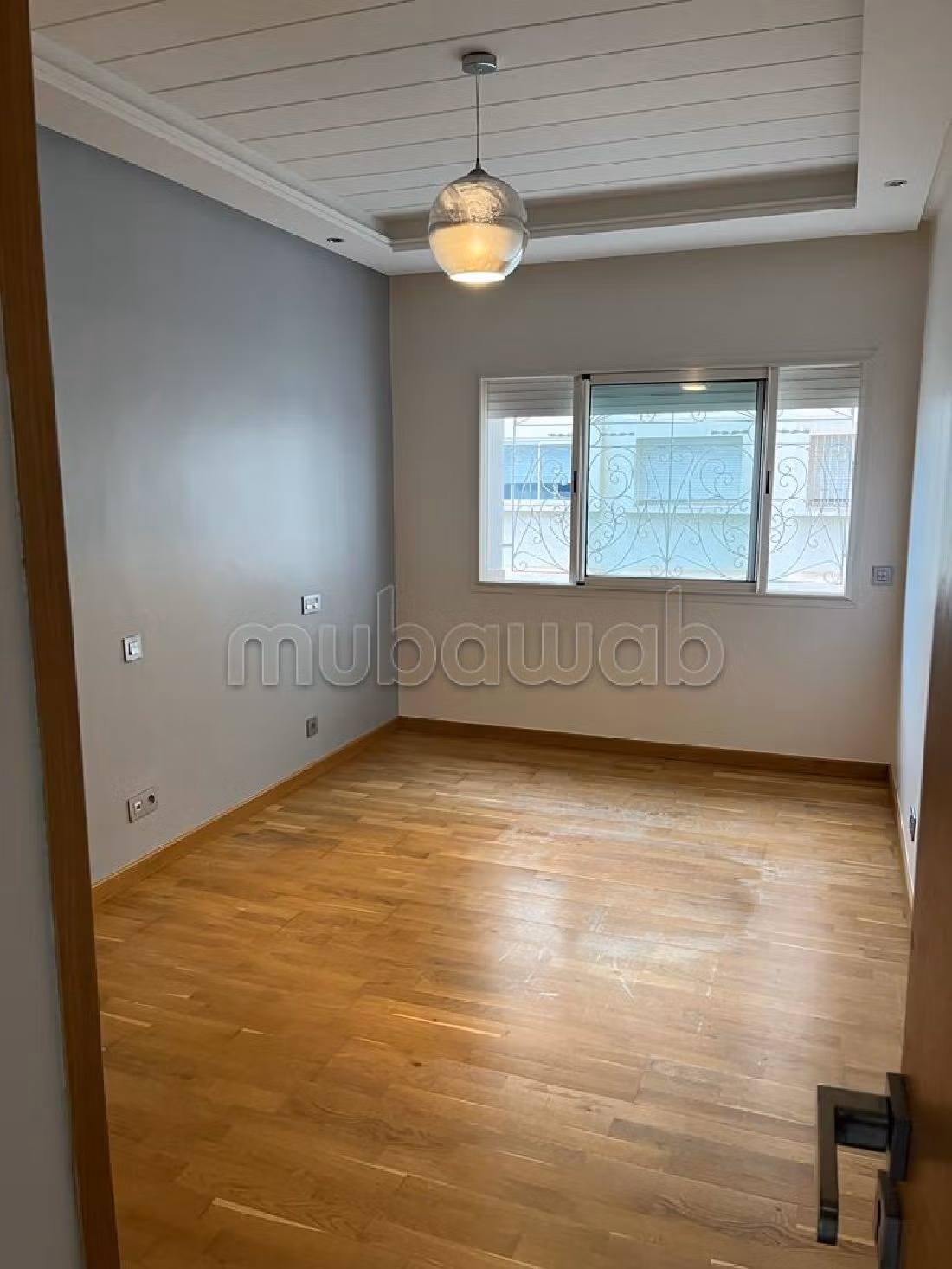 Rent an apartment in Moulay Youssef. Dimension 110 m². Built-in microwave. 