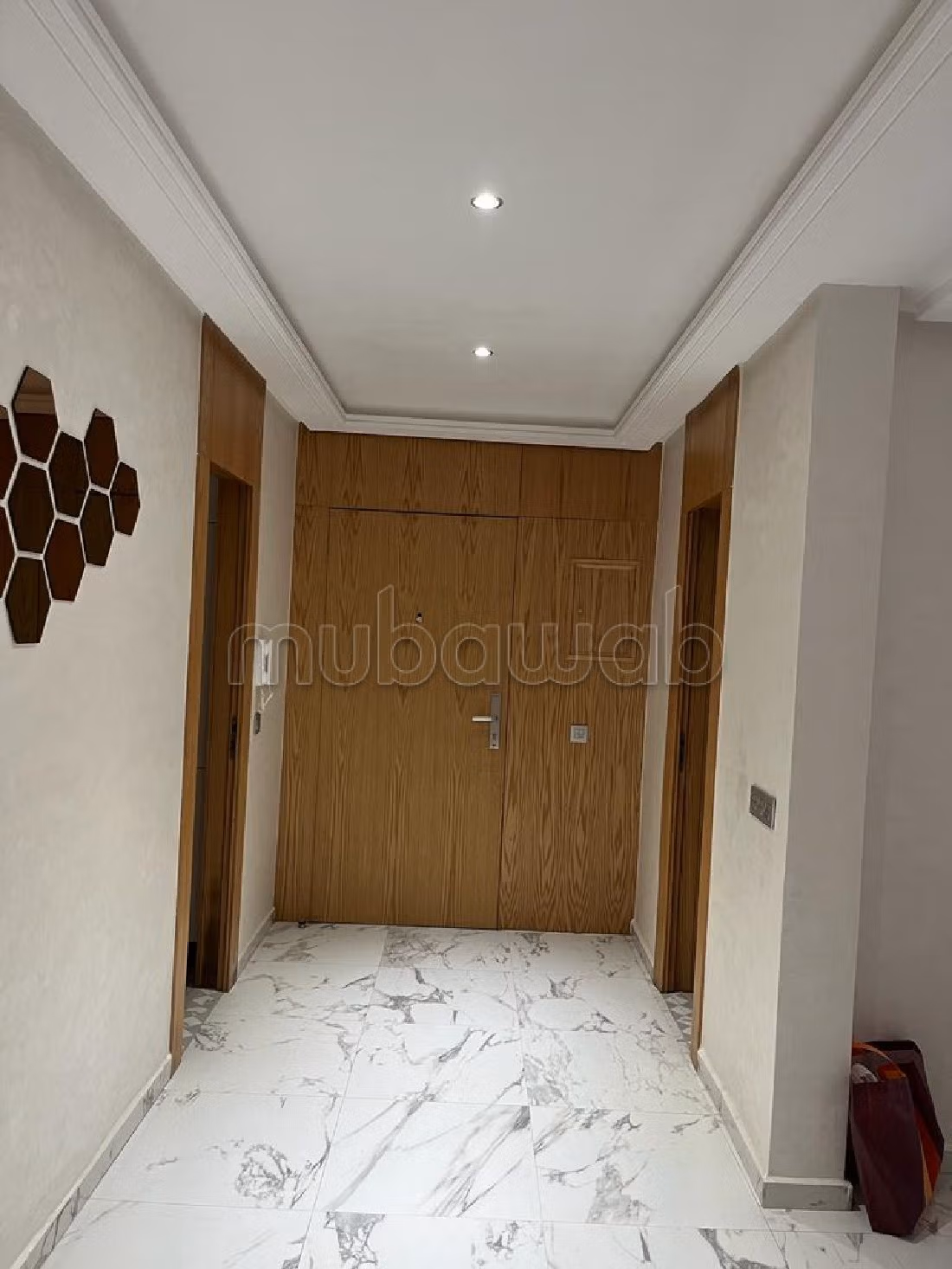 Rent an apartment in Moulay Youssef. Dimension 110 m². Built-in microwave. 