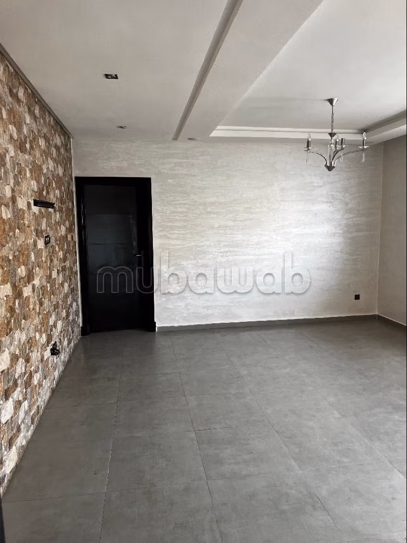 Apartment to purchase. 5 comfortable rooms. Caretaker service available, beautiful Swimming pool. 