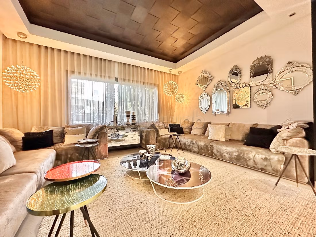 Eccezionale residenza di lusso in vendita a Ain Diab. 4 belle camere da letto. Impianto di aria condizionata e piscina. 