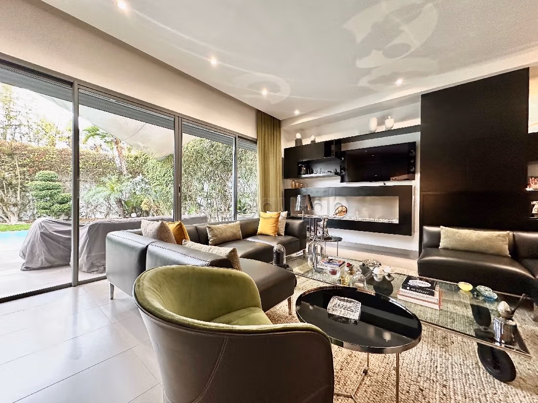Eccezionale residenza di lusso in vendita a Ain Diab. 4 belle camere da letto. Impianto di aria condizionata e piscina. 