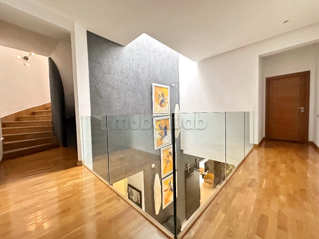 Eccezionale residenza di lusso in vendita a Ain Diab. 4 belle camere da letto. Impianto di aria condizionata e piscina. 