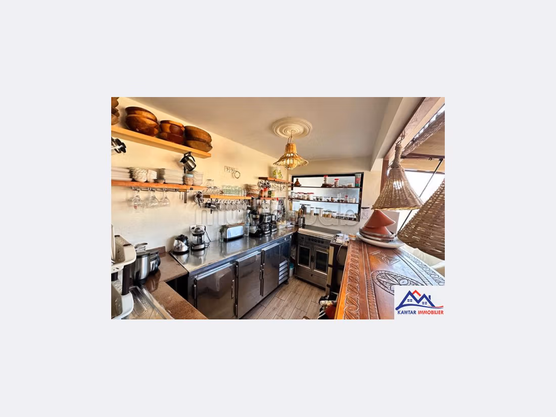 Villa's en luxe woningen kopen in Place Moulay Hassan. 5 Slaapkamers. Terras