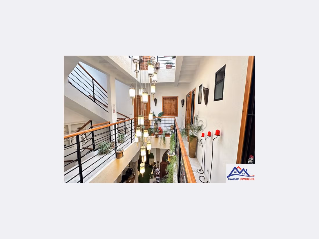 Villa's en luxe woningen kopen in Place Moulay Hassan. 5 Slaapkamers. Terras