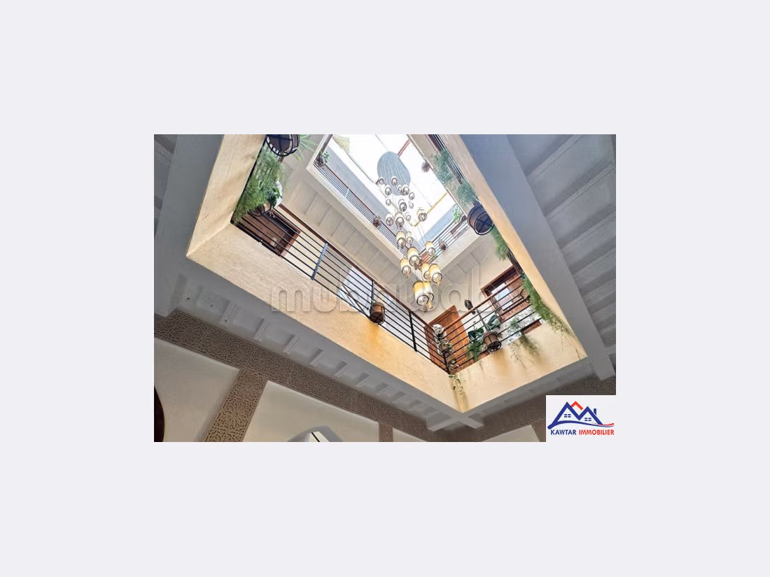 Villa's en luxe woningen kopen in Place Moulay Hassan. 5 Slaapkamers. Terras