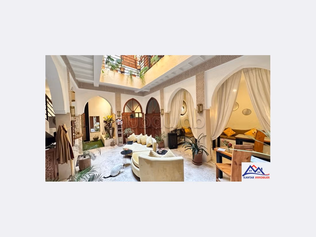 Villa's en luxe woningen kopen in Place Moulay Hassan. 5 Slaapkamers. Terras