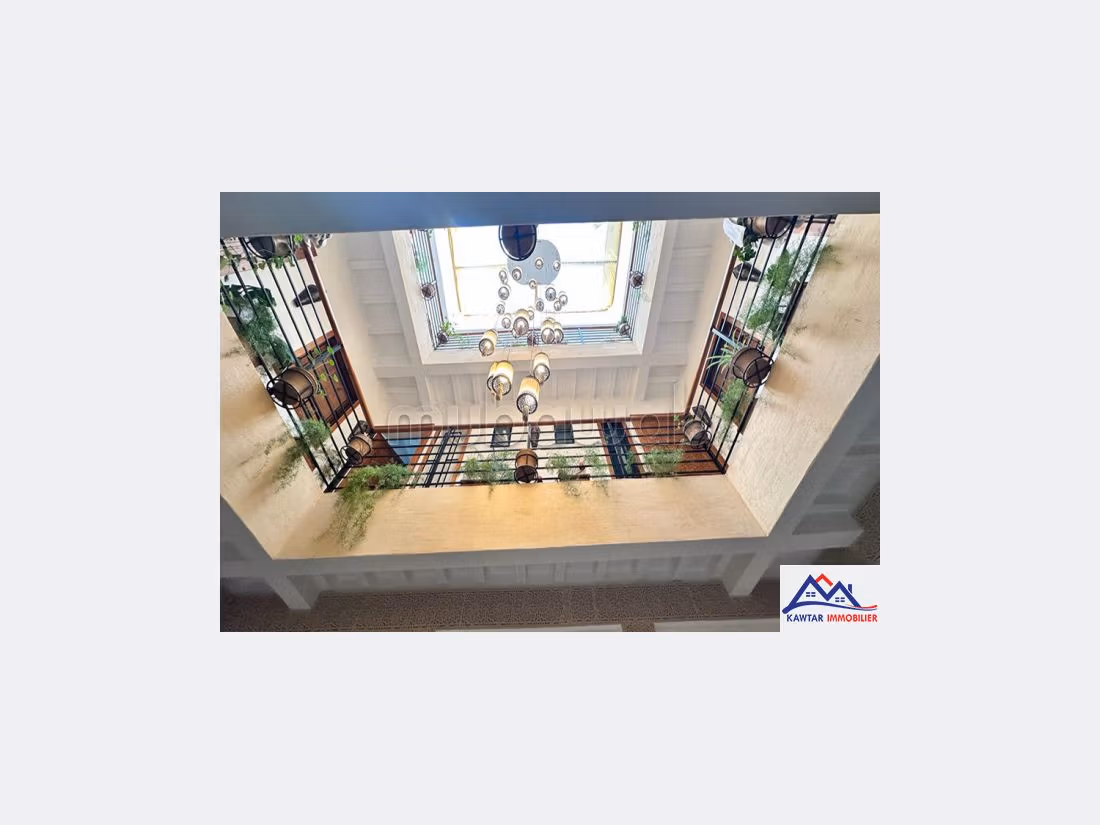 Villa's en luxe woningen kopen in Place Moulay Hassan. 5 Slaapkamers. Terras