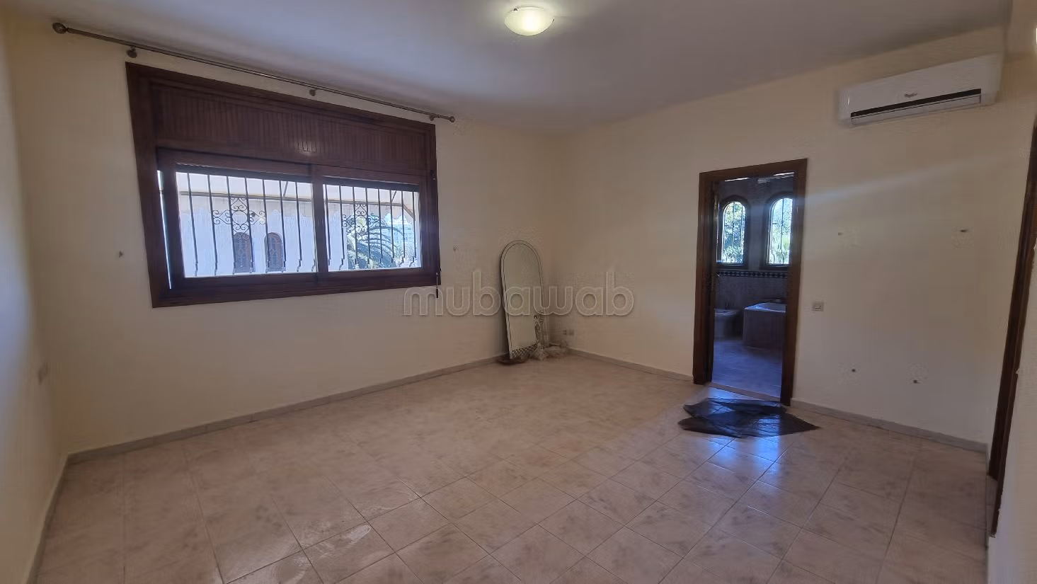 Huren: villa's en luxe woningen in Riyad. 4 Slaapkamers. Marokkaanse woonkamer en satellietschotel. 