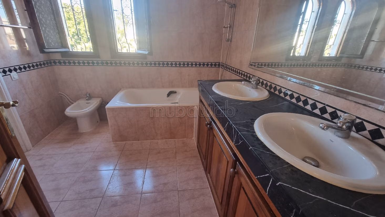 Huren: villa's en luxe woningen in Riyad. 4 Slaapkamers. Marokkaanse woonkamer en satellietschotel. 