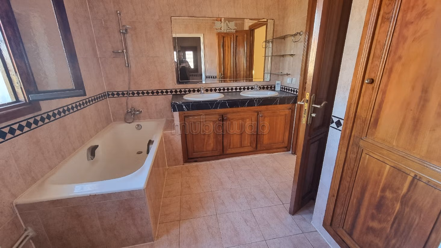 Huren: villa's en luxe woningen in Riyad. 4 Slaapkamers. Marokkaanse woonkamer en satellietschotel. 