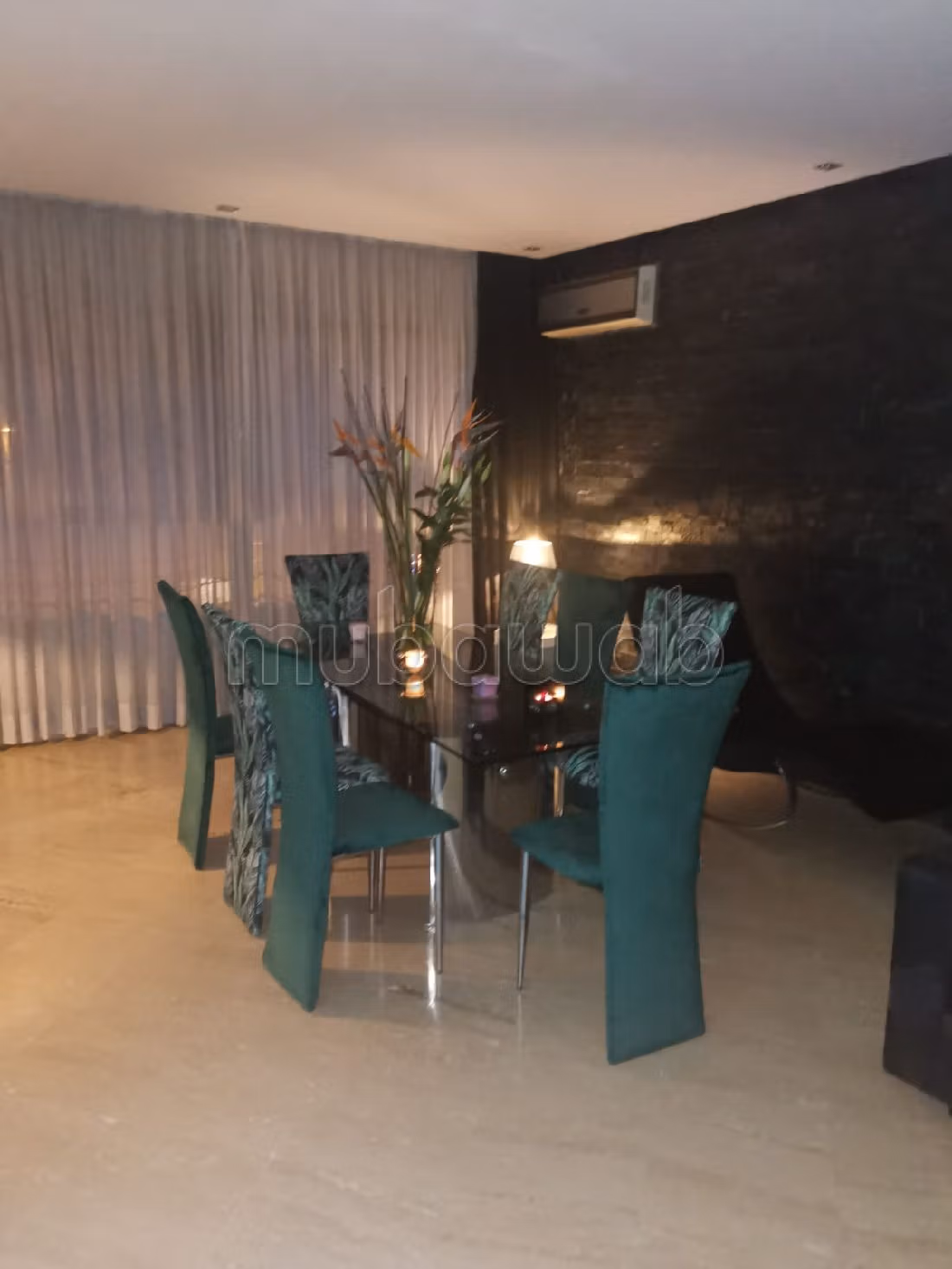 Apartment for sale in Racine. 4 comfortable rooms. Usable fireplace, caretaker service. 