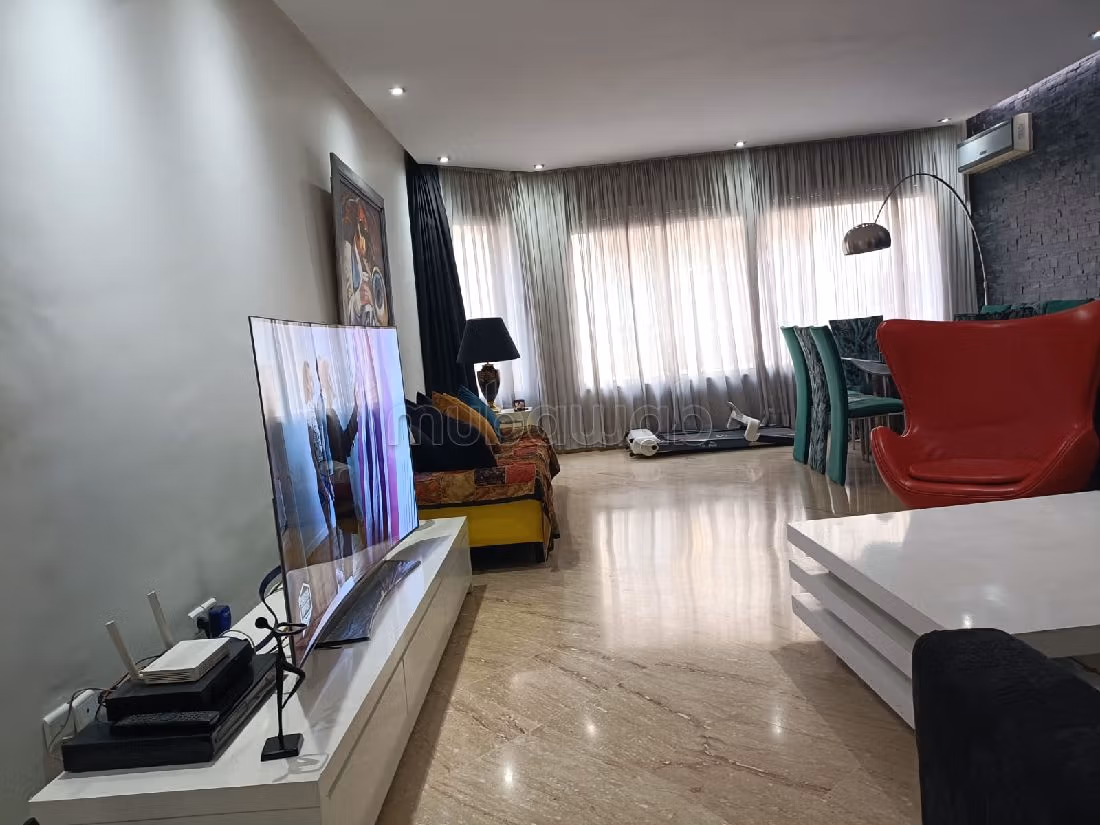 Apartment for sale in Racine. 4 comfortable rooms. Usable fireplace, caretaker service. 