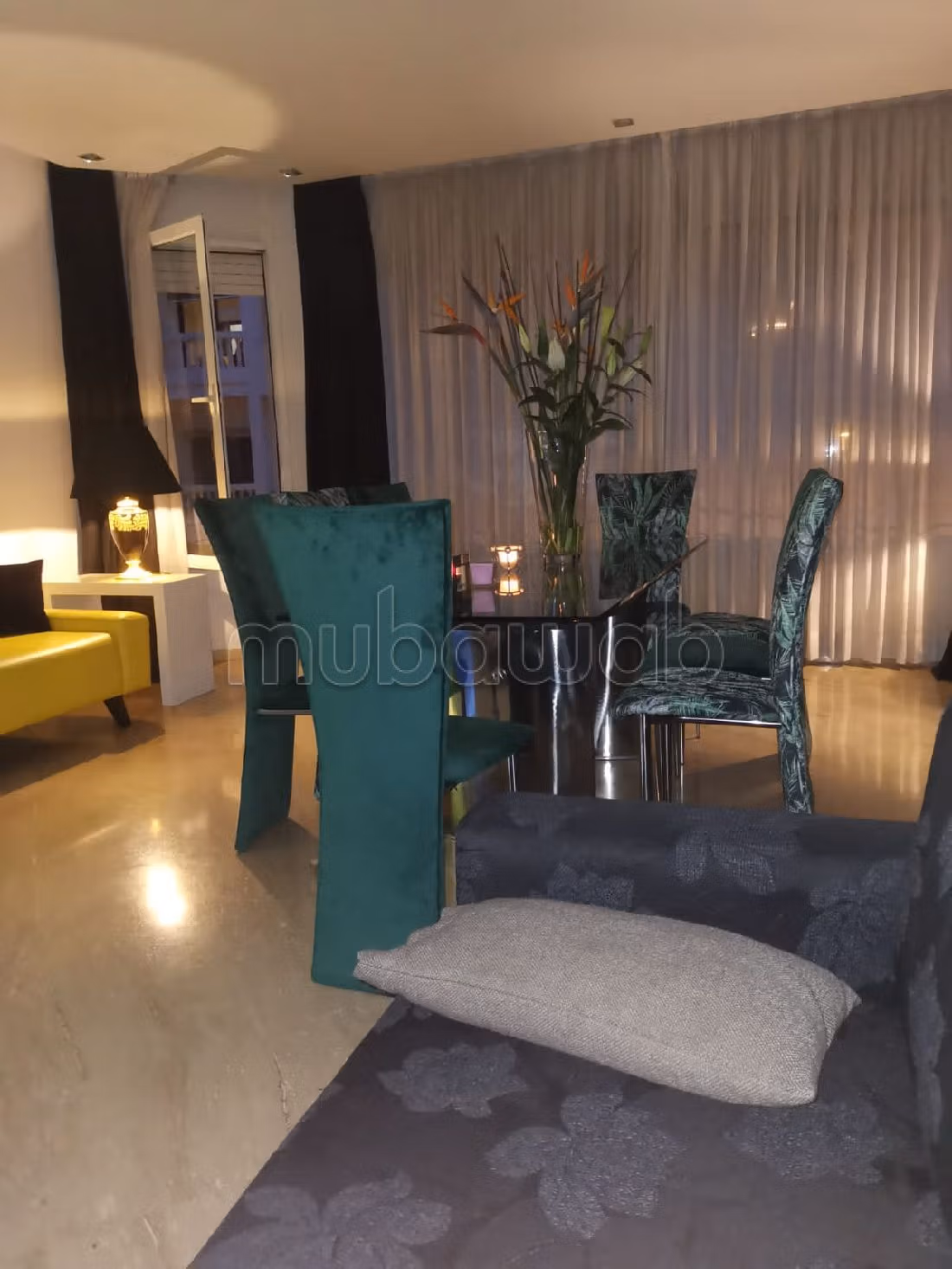 Apartment for sale in Racine. 4 comfortable rooms. Usable fireplace, caretaker service. 